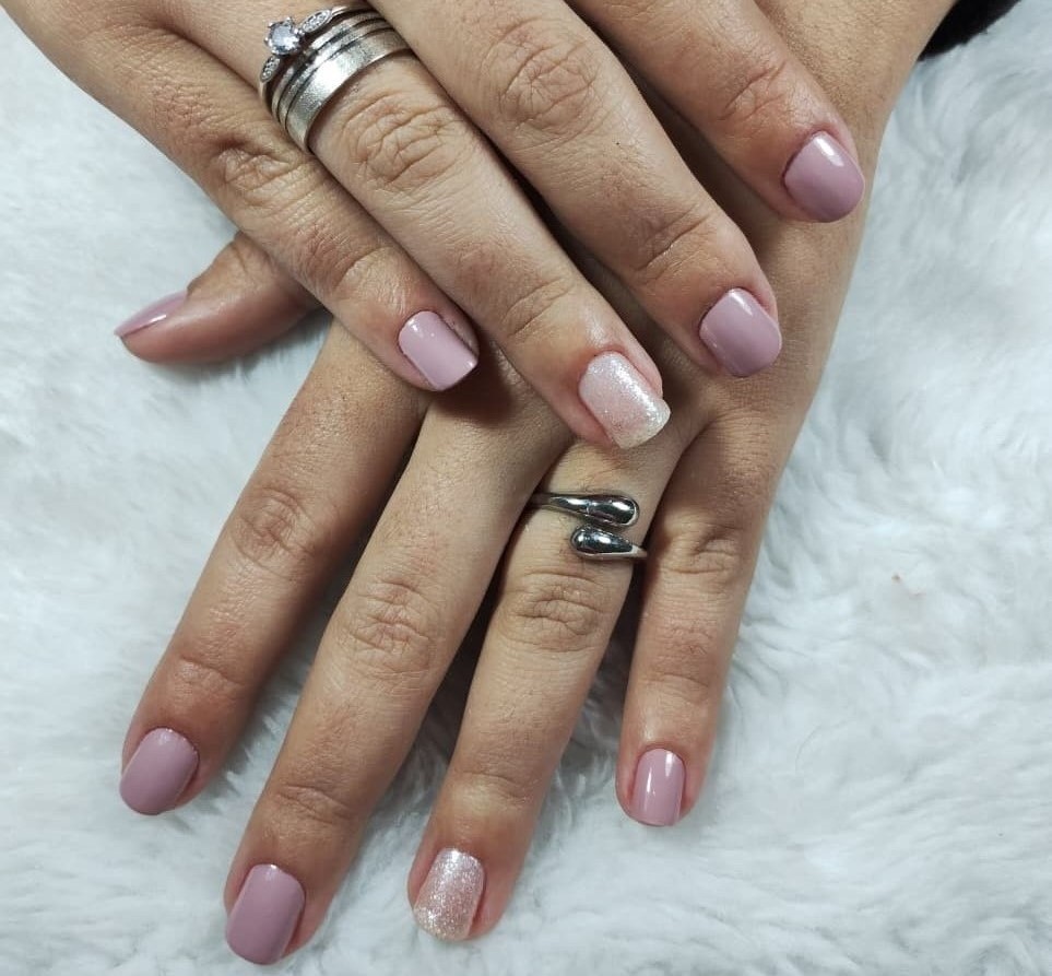 Manicure com esmaltação normal